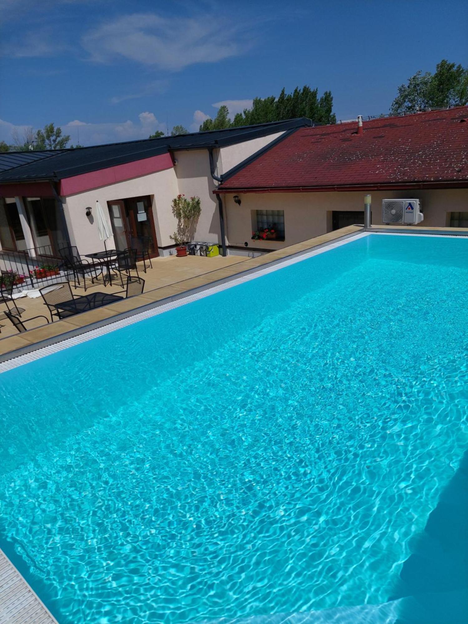 Rodinny Wellness Hotel U Langru Dolni Vestonice Exterior photo